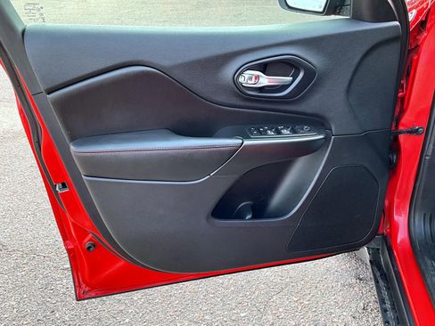 Certified 2019 Jeep Cherokee Trailhawk w/ Comfort/Convenience Group image 9