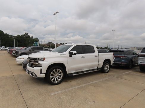 Used 2020 Chevrolet Silverado 1500 High Country w/ Technology Package AWD/4WD image 2