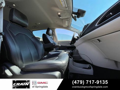 Used 2024 Chrysler Pacifica Touring-L FWD image 31