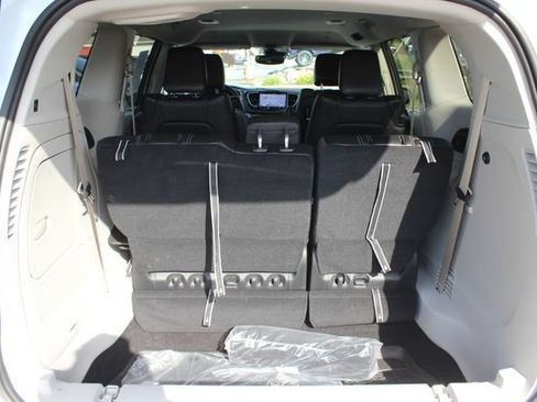 Used 2024 Chrysler Pacifica Limited w/ Uconnect Theater Family Group FWD image 27