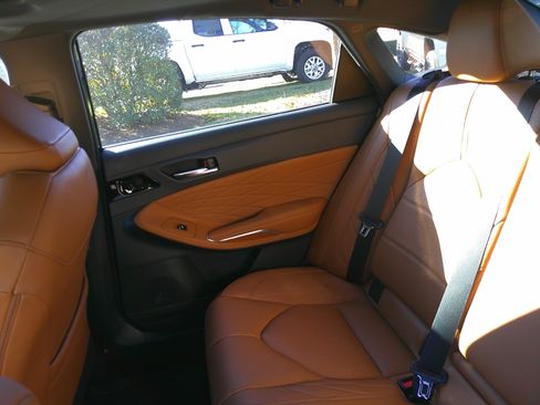 Used 2022 Toyota Avalon Limited image 29