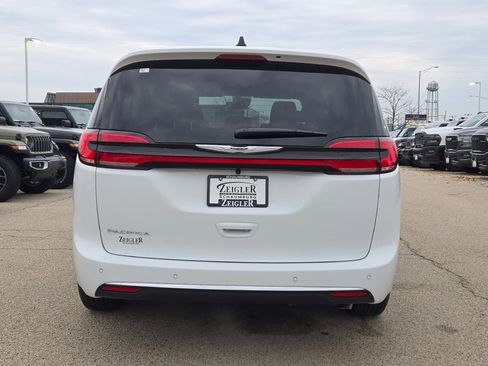 New 2026 Chrysler Pacifica Select image 13