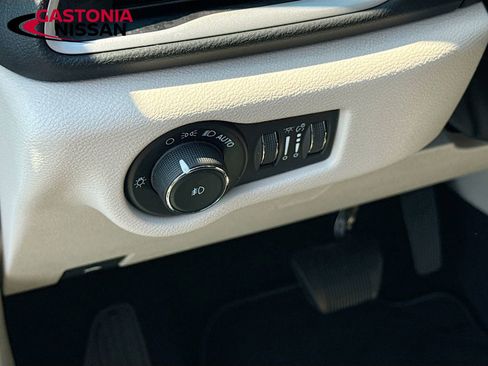 Used 2023 Chrysler Pacifica Touring-L FWD image 13
