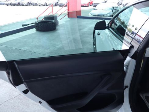 Used 2021 Tesla Model 3 Standard Range Plus image 23