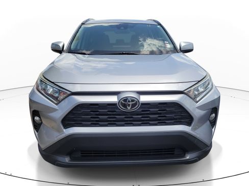 Used 2019 Toyota RAV4 XLE FWD image 2