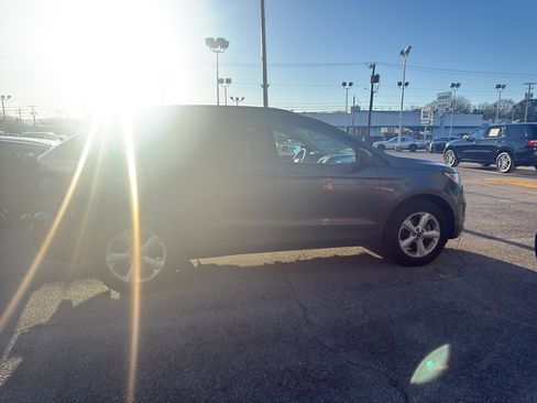 Used 2017 Ford Edge SE image 3