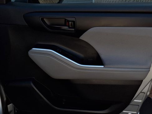 Certified 2023 Toyota Highlander LE image 24