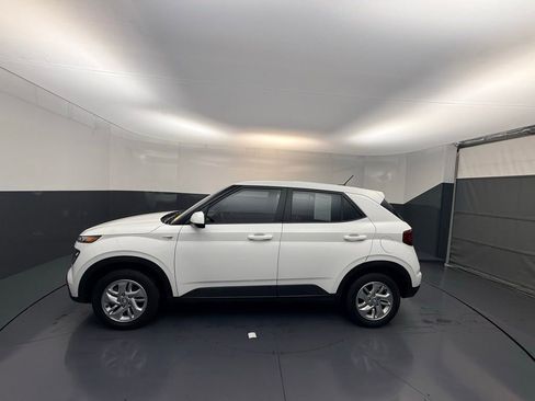 Used 2025 Hyundai Venue SE image 3