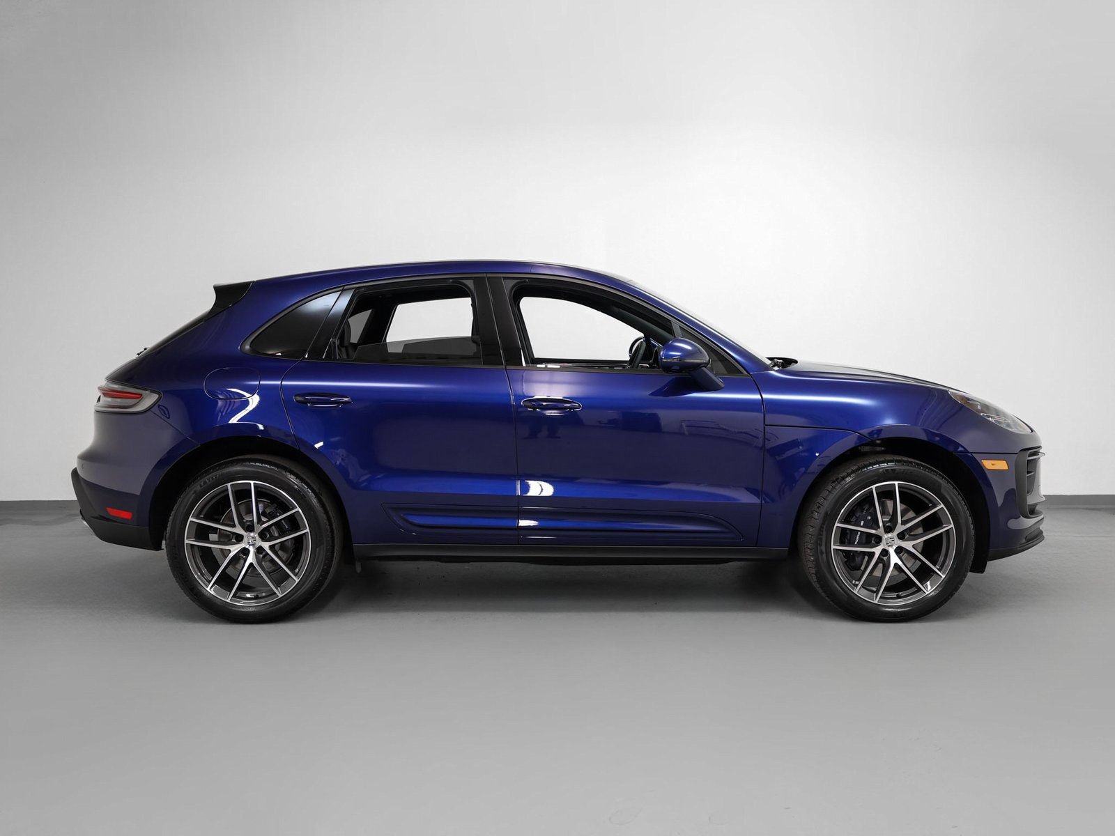 Certified 2025 Porsche Macan AWD/4WD image 13