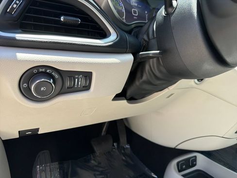 Used 2021 Chrysler Pacifica Touring-L FWD image 17