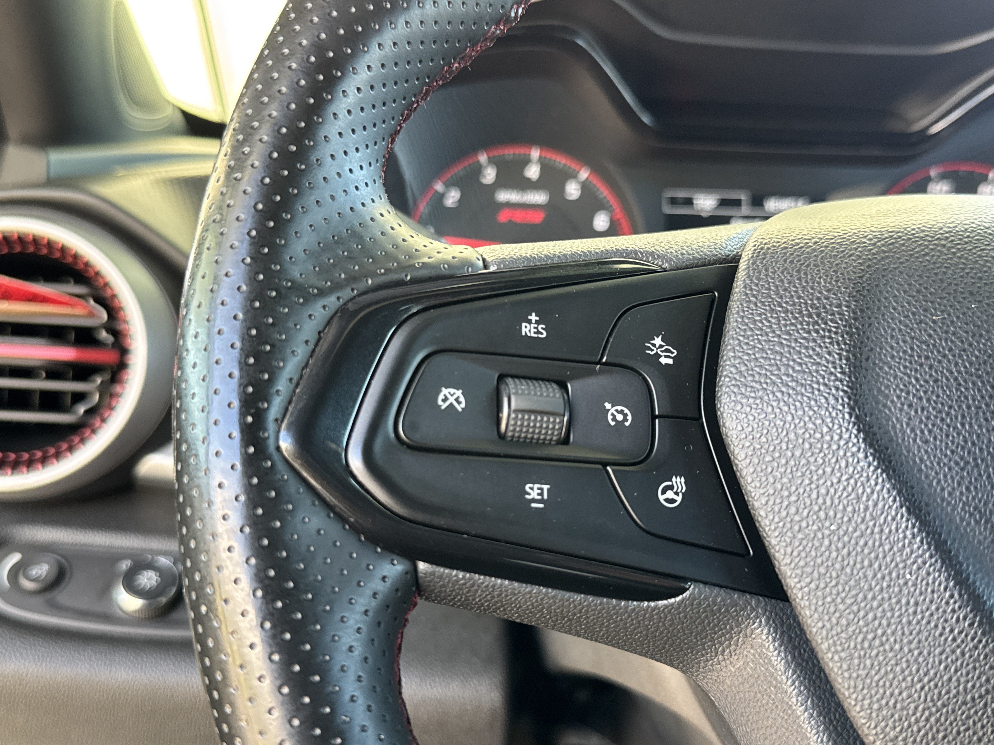 Used 2025 Chevrolet Trax RS w/ Driver Confidence Package FWD image 19