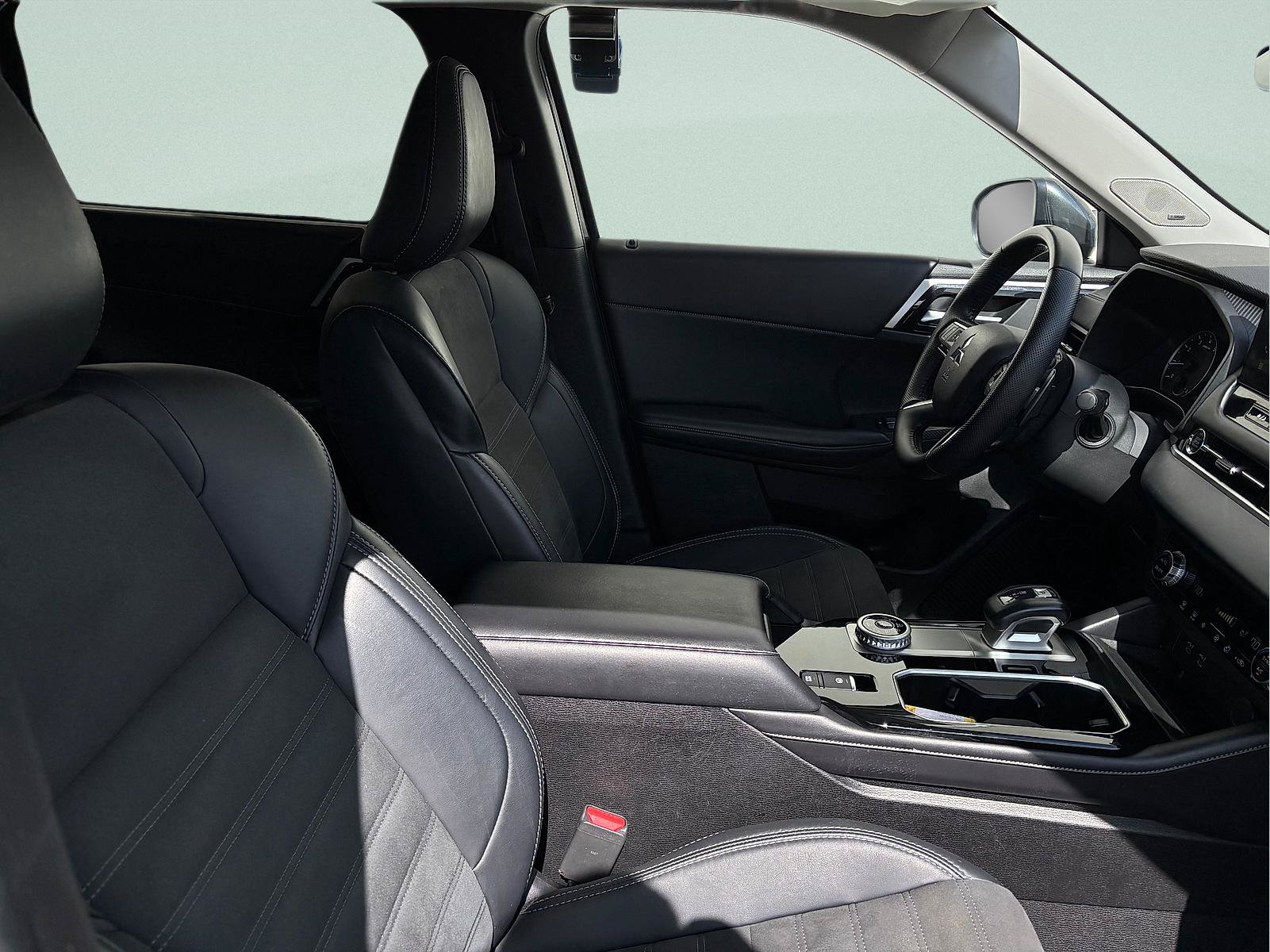 Used 2025 Mitsubishi Outlander SE AWD/4WD image 36