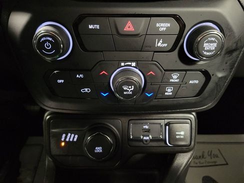 Used 2023 Jeep Renegade Latitude image 17