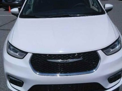 Used 2023 Chrysler Pacifica Touring-L FWD image 2