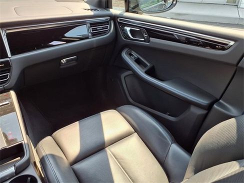 Used 2024 Porsche Macan image 17
