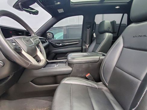 Used 2021 GMC Yukon Denali w/ Denali Premium Package image 3