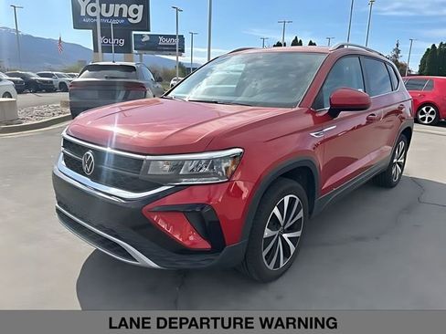 Used 2023 Volkswagen Taos SE w/ Panoramic Sunroof Package image 7