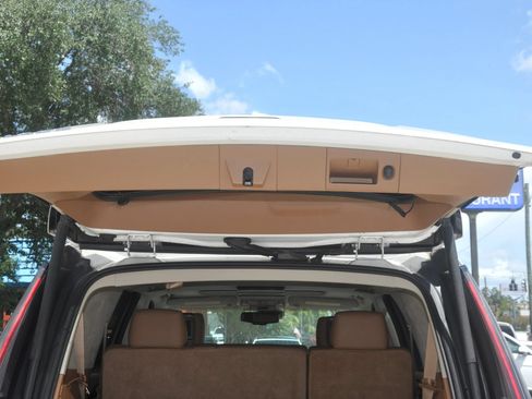 Used 2015 Cadillac Escalade Platinum RWD image 29