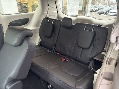 Used 2020 Chrysler Pacifica Touring-L image 22