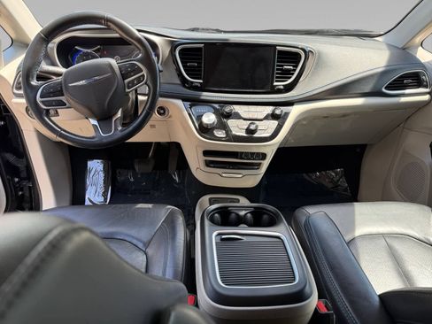 Used 2021 Chrysler Pacifica Touring-L w/ Uconnect Theater Family Group FWD image 21