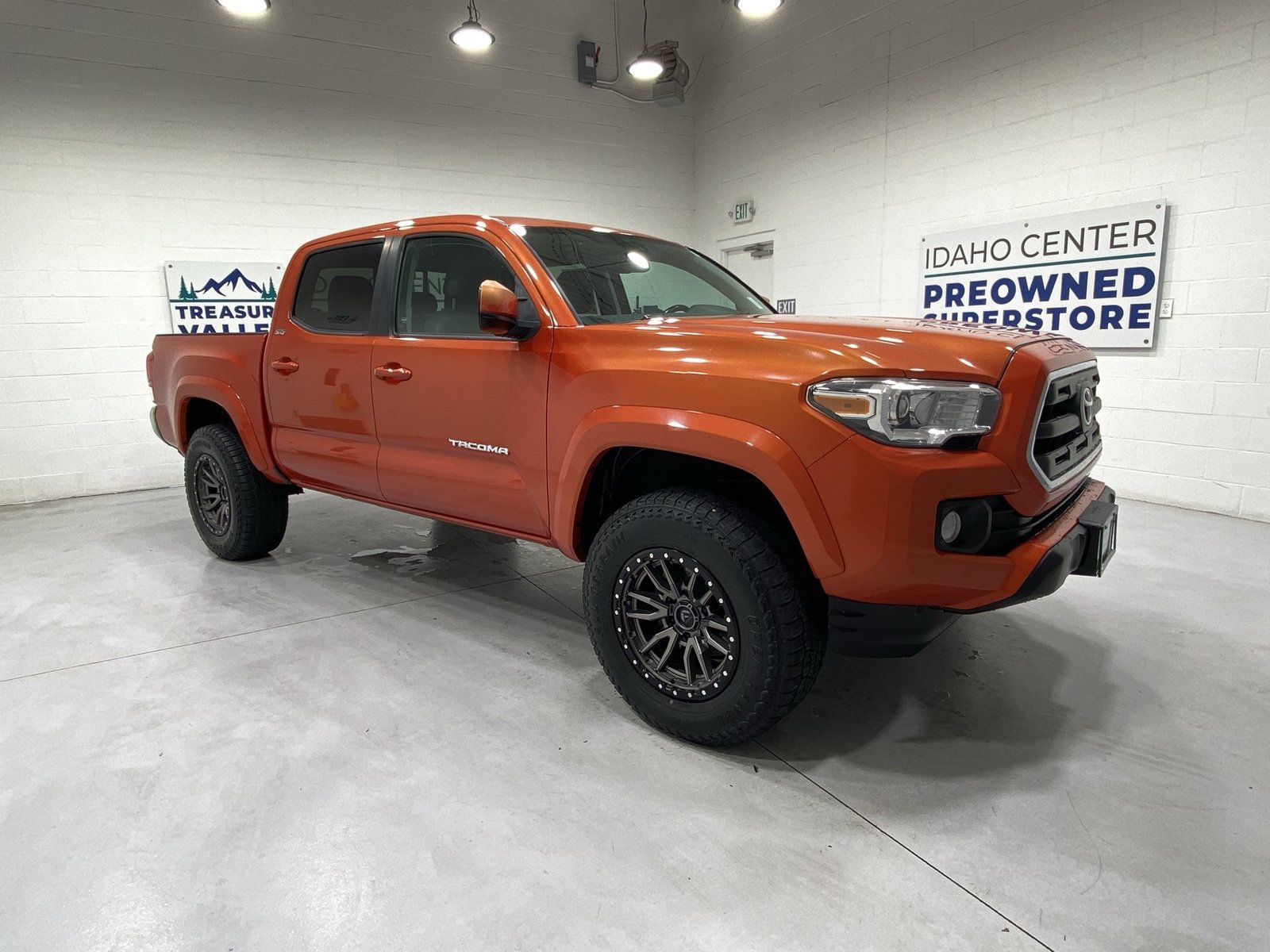 Used 2017 Toyota Tacoma SR5 w/ Tow Package AWD/4WD image 2