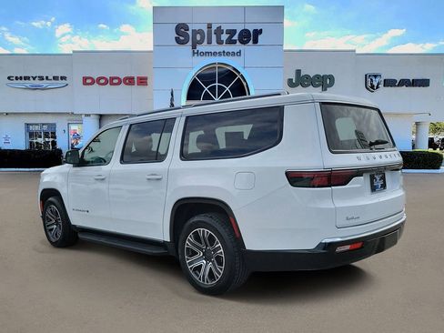 Used 2024 Jeep Wagoneer L Series II w/ Flexible Seating Group AWD/4WD image 3