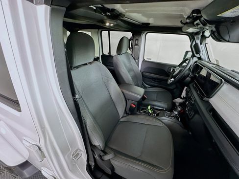 Used 2025 Jeep Wrangler Sahara image 29
