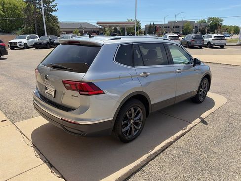 Certified 2023 Volkswagen Tiguan SE w/ Panoramic Sunroof Package AWD/4WD image 9