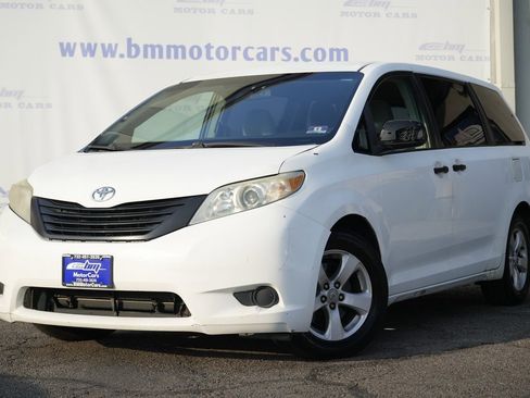 Used 2011 Toyota Sienna image 2
