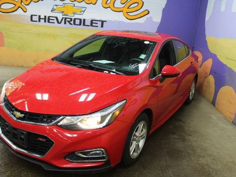 Used 2017 Chevrolet Cruze LT FWD image 4