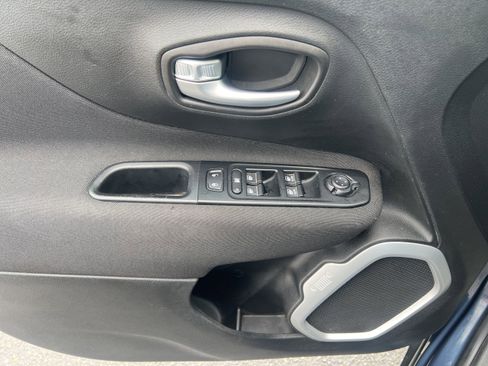 Used 2020 Jeep Renegade Latitude w/ Cold Weather Group image 23