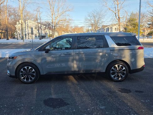 Used 2024 Kia Carnival EX image 12