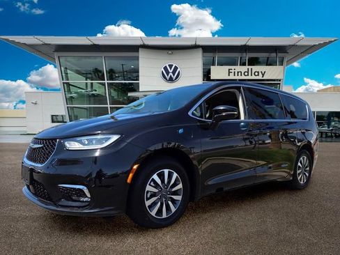 Used 2024 Chrysler Pacifica Limited FWD image 2