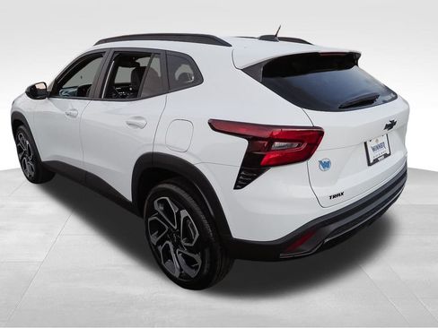 Certified 2025 Chevrolet Trax RS w/ Sunroof Package image 5