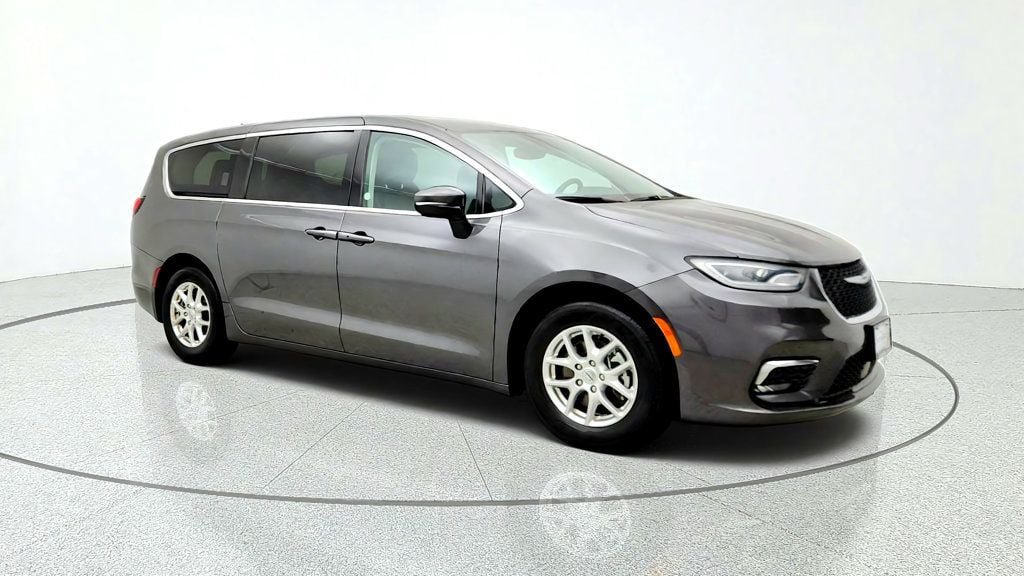 Used 2023 Chrysler Pacifica Touring-L FWD image 3