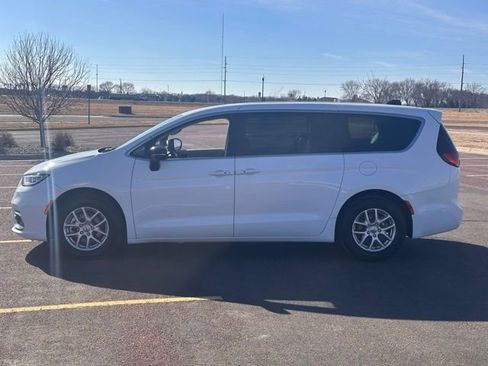 Used 2024 Chrysler Pacifica Touring-L image 7