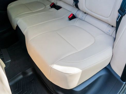 Used 2017 Jaguar F-PACE Premium image 42