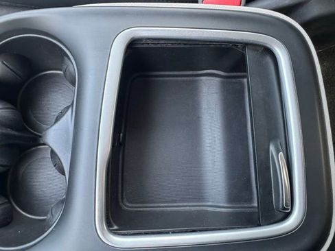 Used 2024 Chrysler Pacifica Touring-L image 27