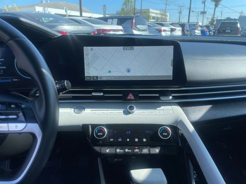 Used 2025 Hyundai Elantra Limited image 17