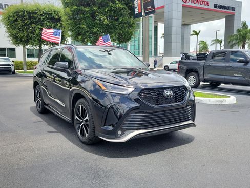 Used 2022 Toyota Highlander XSE FWD image 2