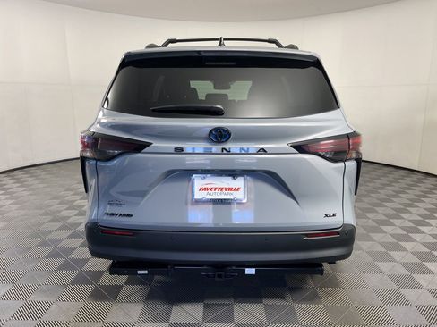 Used 2025 Toyota Sienna XLE Woodland Edition image 4