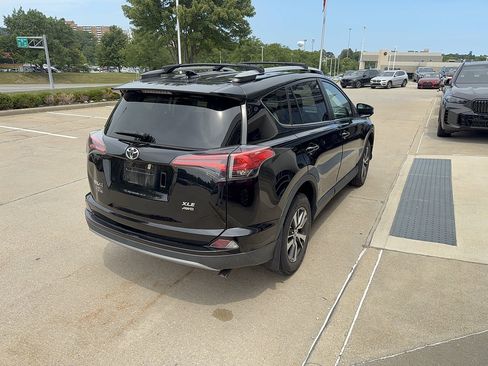 Used 2018 Toyota RAV4 XLE AWD/4WD image 3