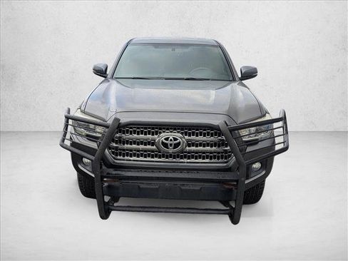 Used 2017 Toyota Tacoma TRD Off-Road image 2