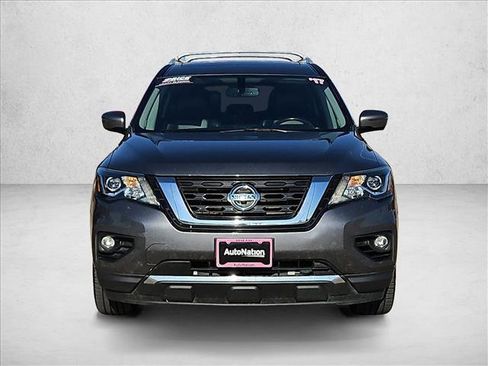 Used 2017 Nissan Pathfinder Platinum FWD image 2