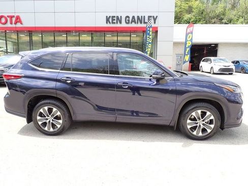 Used 2022 Toyota Highlander XLE AWD/4WD image 2