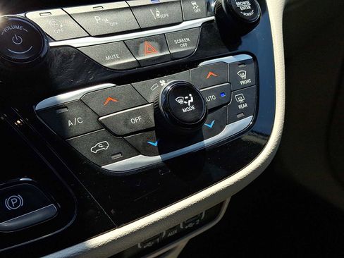 Used 2023 Chrysler Pacifica Touring-L FWD image 16
