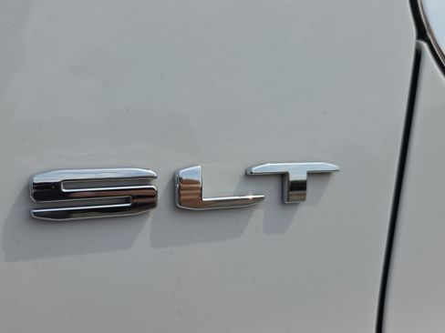 Used 2023 GMC Acadia SLT FWD image 17