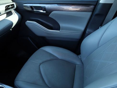 Used 2021 Toyota Highlander Platinum image 12