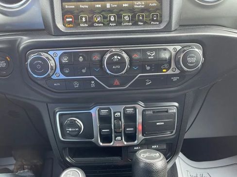 Used 2019 Jeep Wrangler Unlimited Sahara w/ Uconnect 4C Nav & Sound Group AWD/4WD image 28