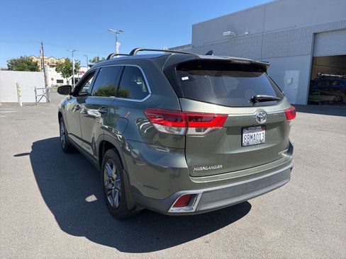 Used 2017 Toyota Highlander Limited Platinum AWD/4WD image 6